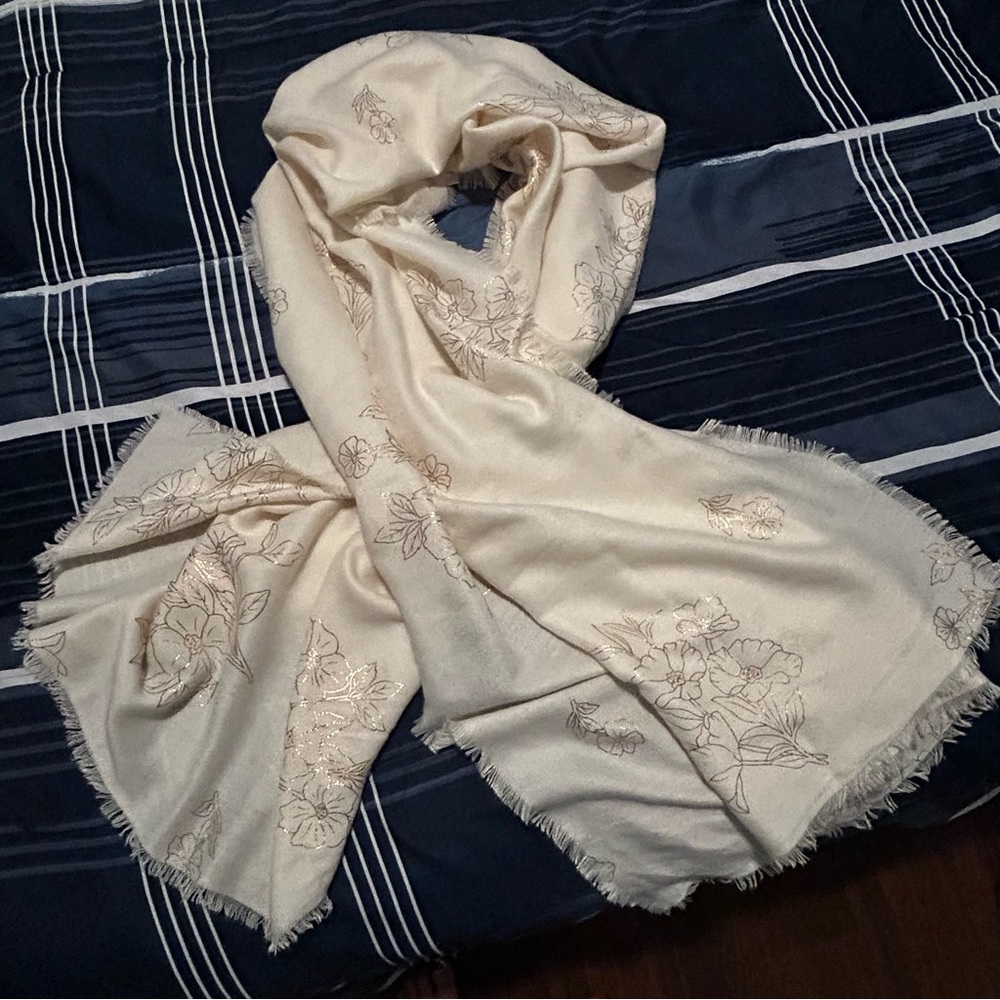 Lauren Conrad EUC Large Women’s Scarf Wrap 80”x32” Ivory With Floral Shimmer